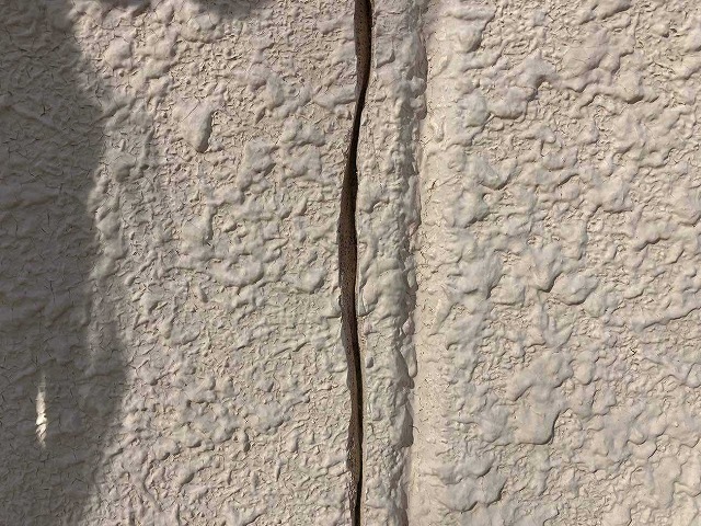 外壁のクラック部分を確認